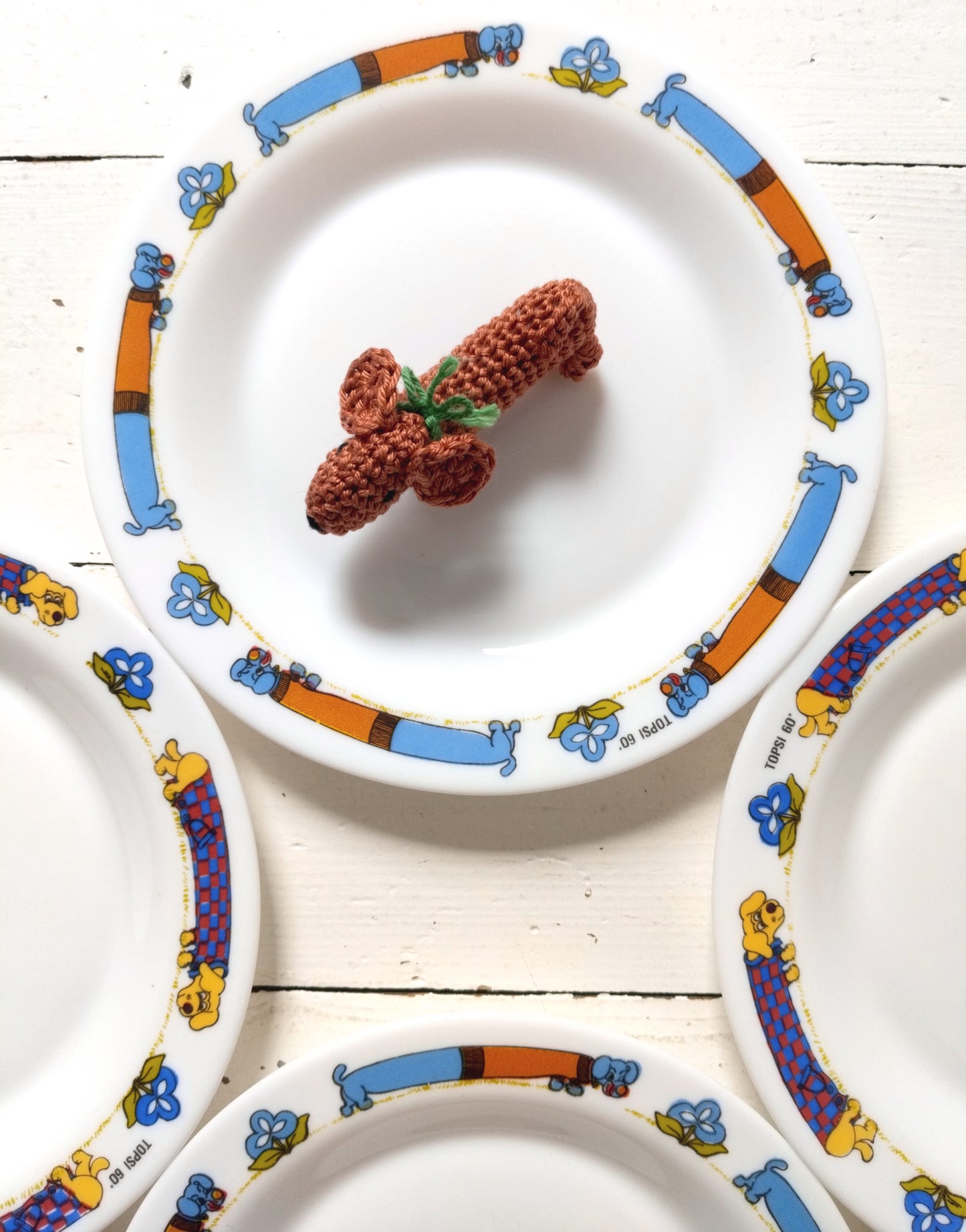 Ensemble de 4 assiettes Arcopal Topsi 60 teckels chiens-saucisses - cetaitmieuxavant