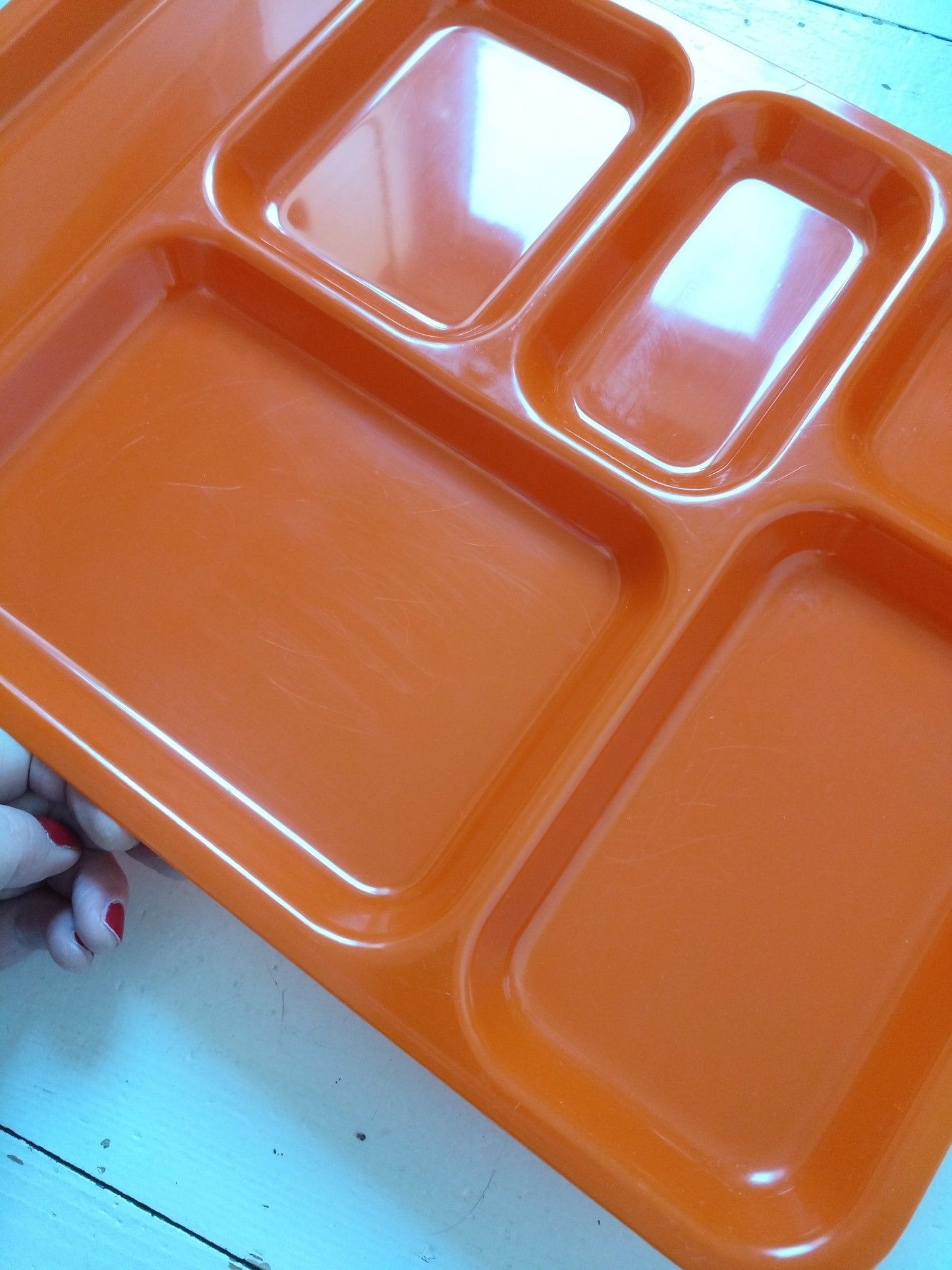 Plateau repas compartimenté en plastique orange (à l'unité - 2 dispos)