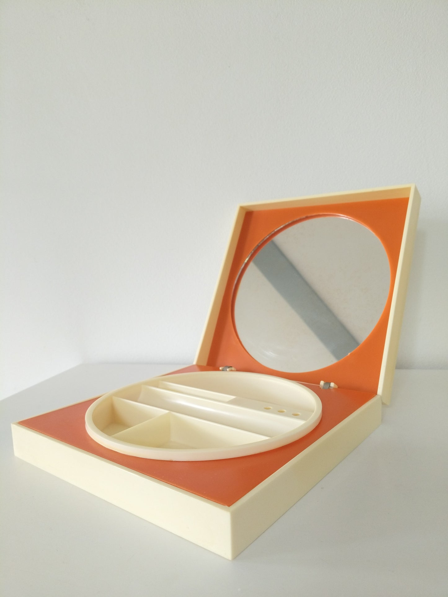 Petite coiffeuse/ miroir/ boîte à maquillage en plastique 70's ! Priorité à Amandine !
