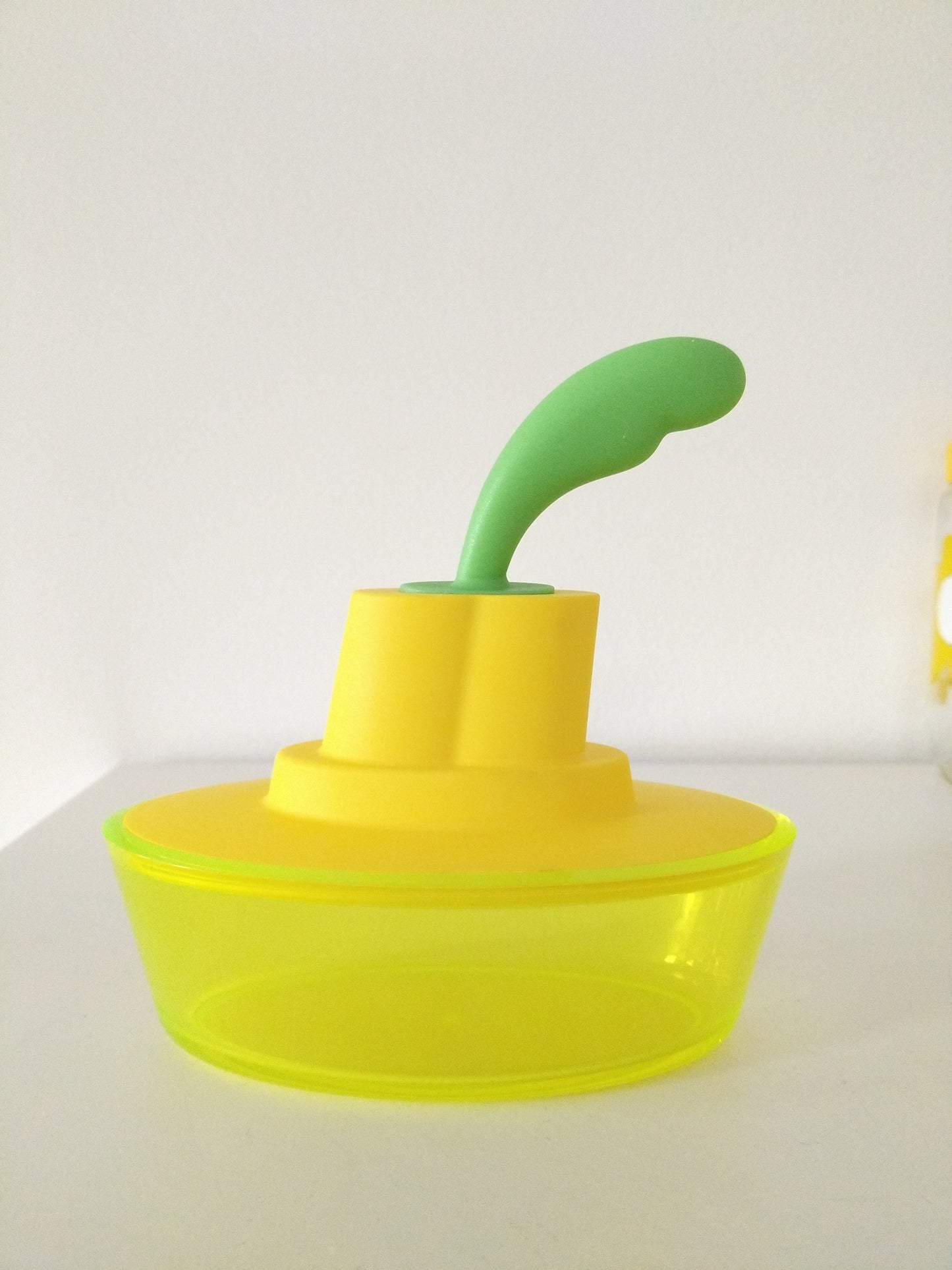 Beurrier Ship Shape par Stefano Giovannoni et Harry-Paul pour Alessi