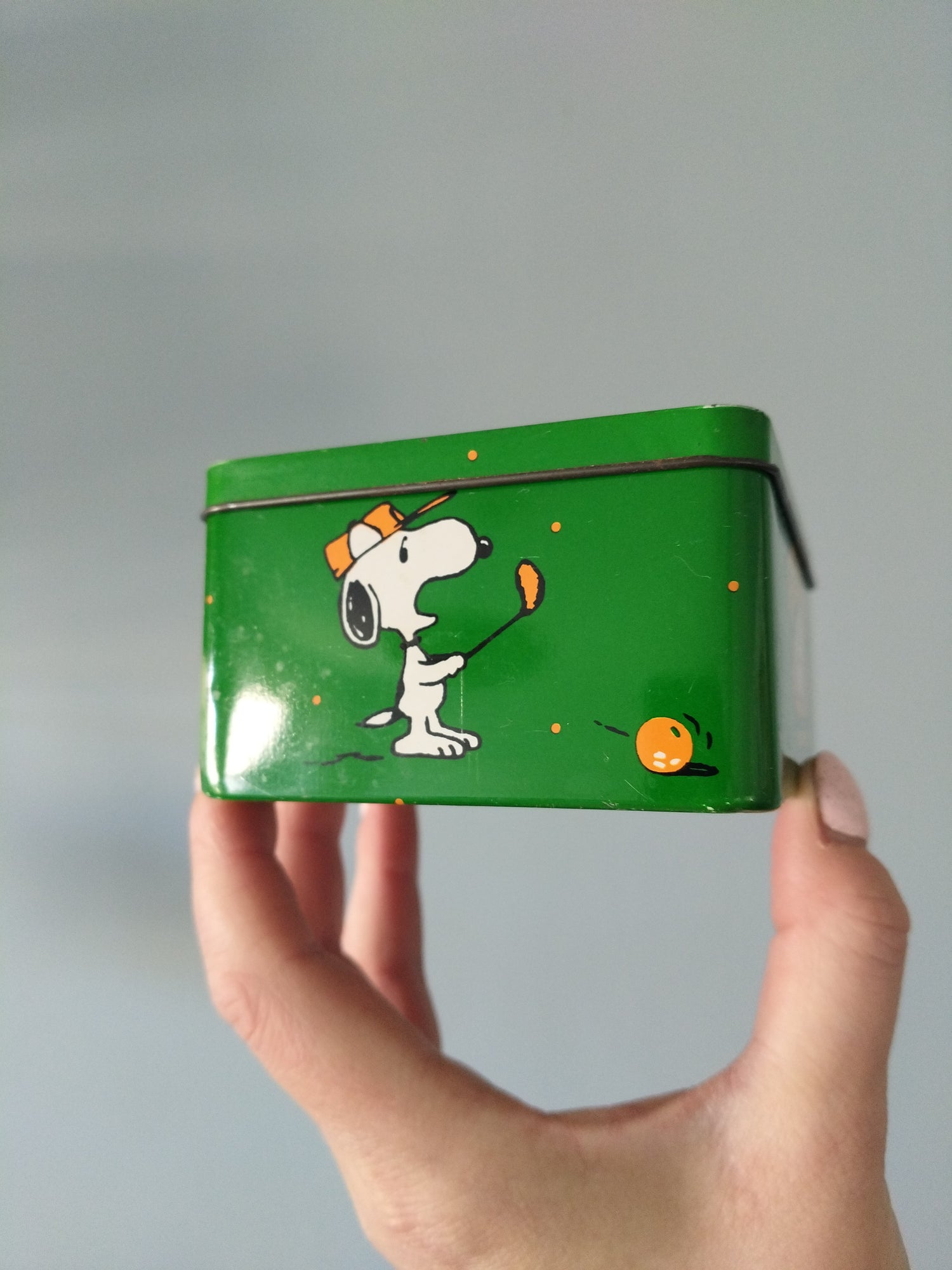 Boîte métallique Snoopy mini-golf 1958 United Feature Syndicate pour Van Melle confiserie bonbons tendres orange - cetaitmieuxavant