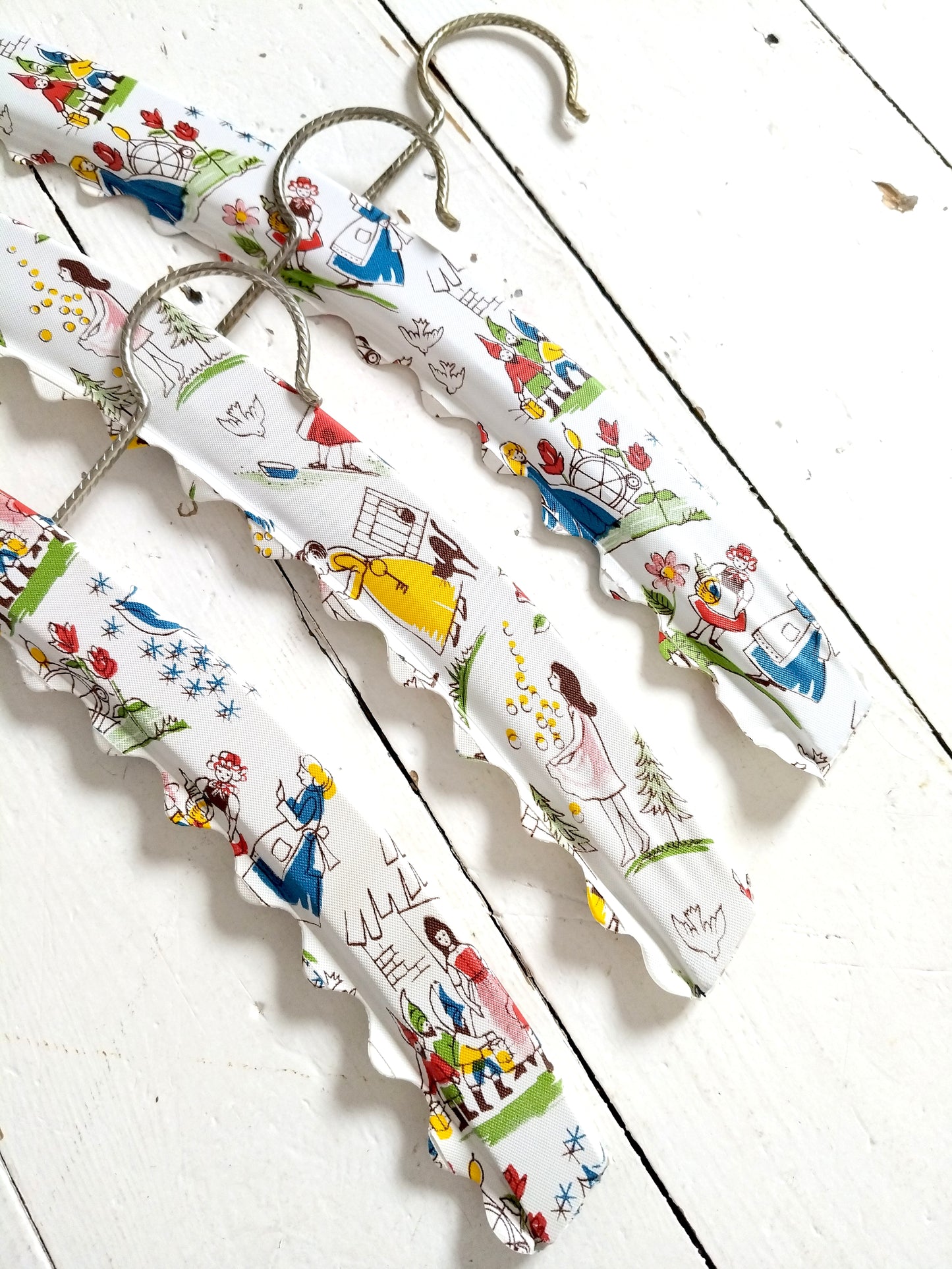 Ensemble de 3 cintres en bois enfant - cetaitmieuxavant