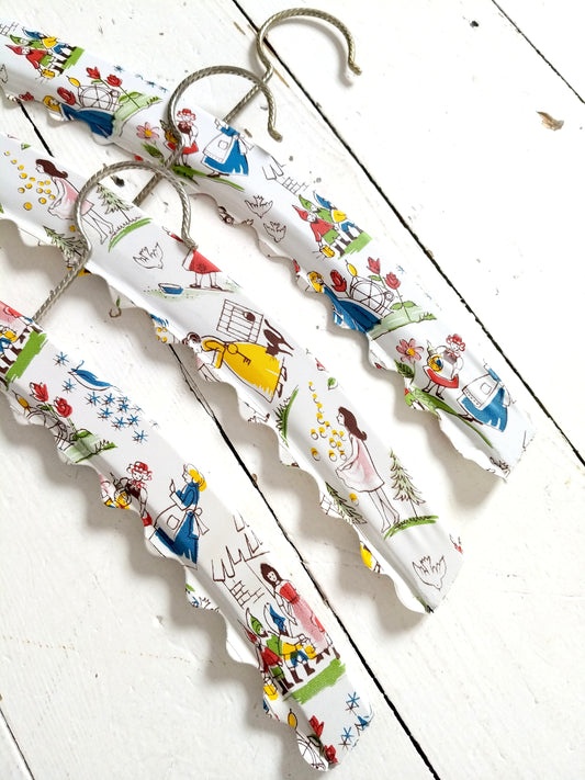 Ensemble de 3 cintres en bois enfant - cetaitmieuxavant