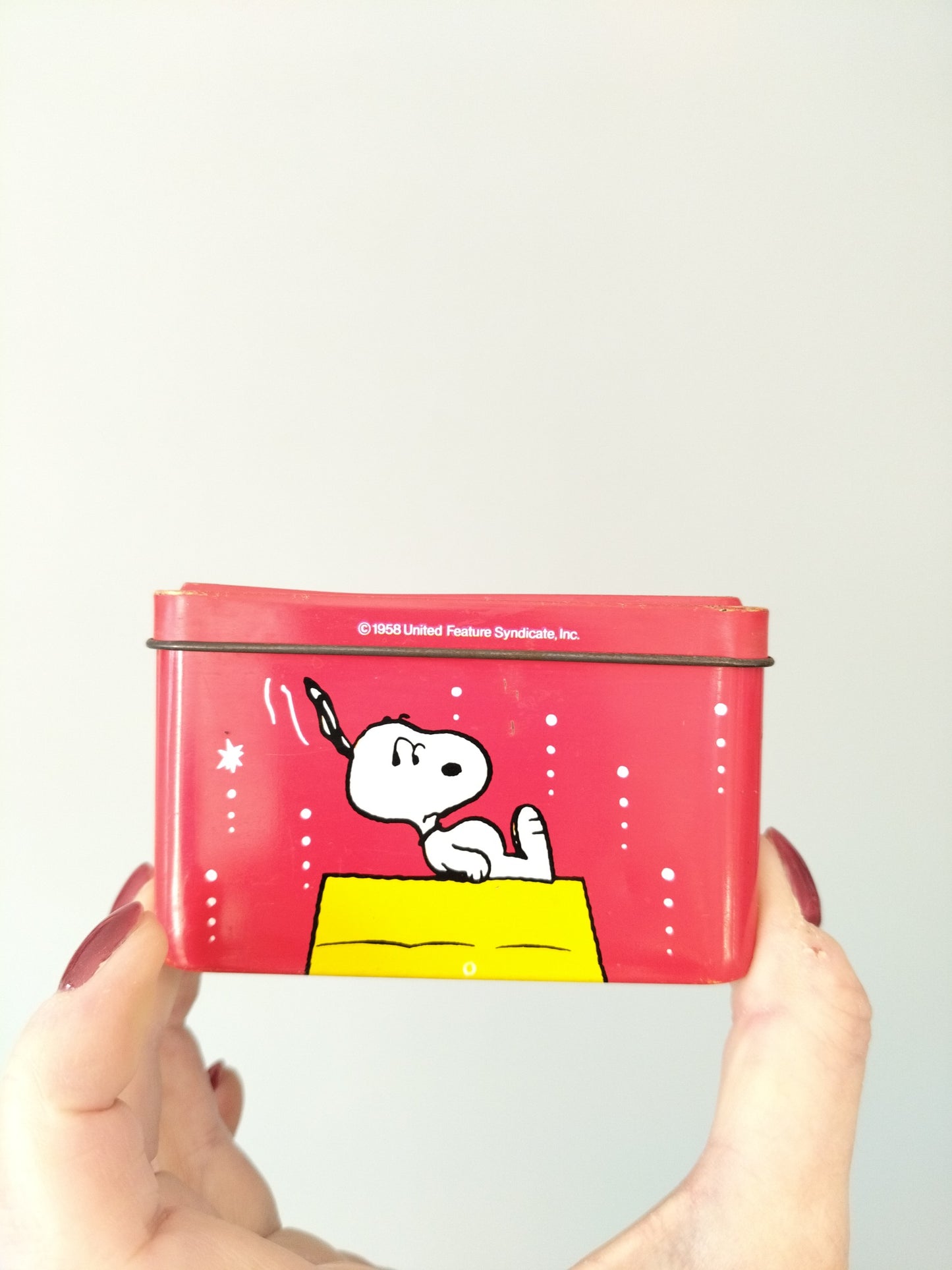 Boîte métallique Snoopy 1958 United Feature Syndicate pour Van Melle confiserie bonbons croque-tendres Cola's