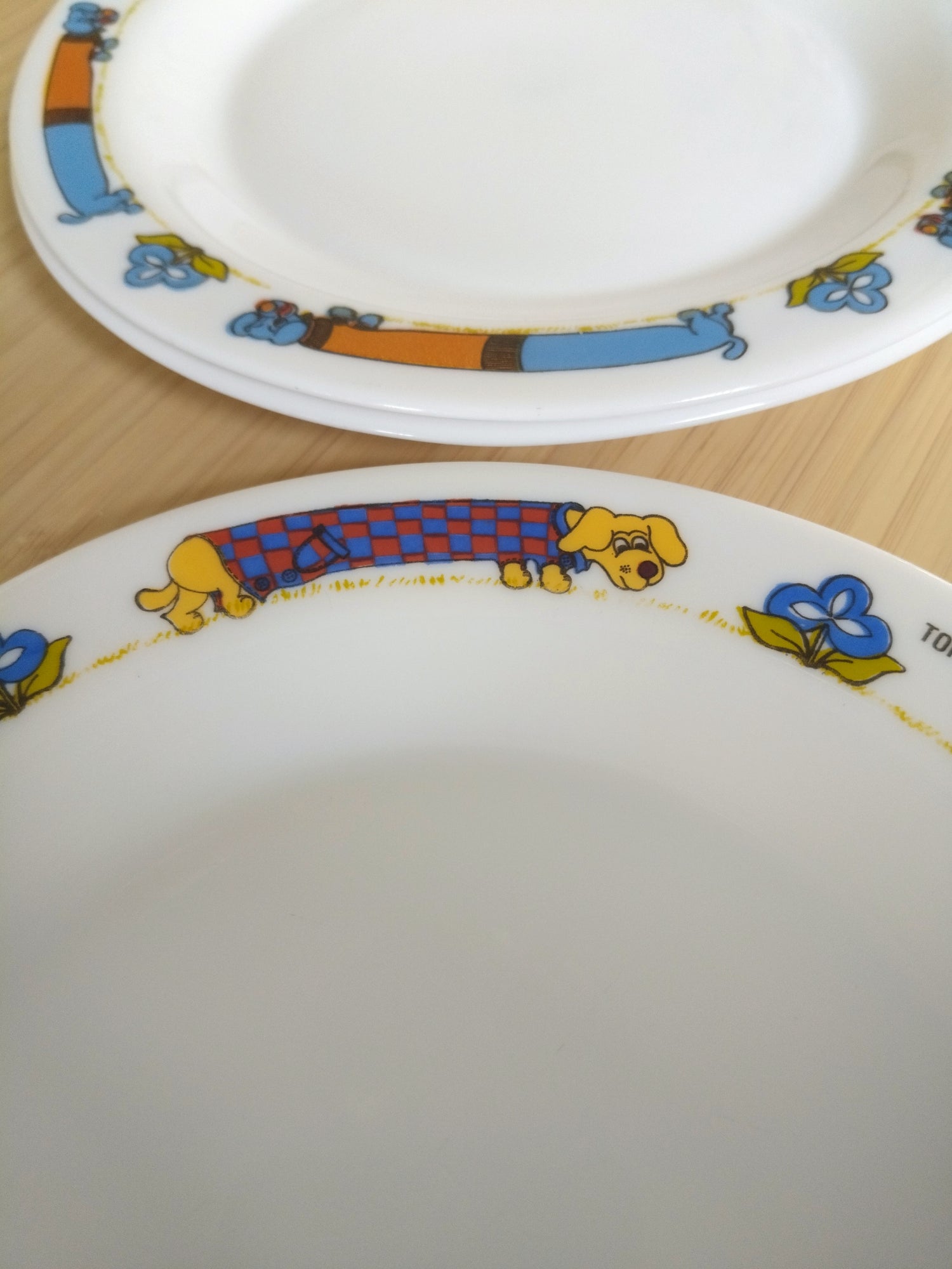 Ensemble de 4 assiettes Arcopal Topsi 60 teckels chiens-saucisses - cetaitmieuxavant