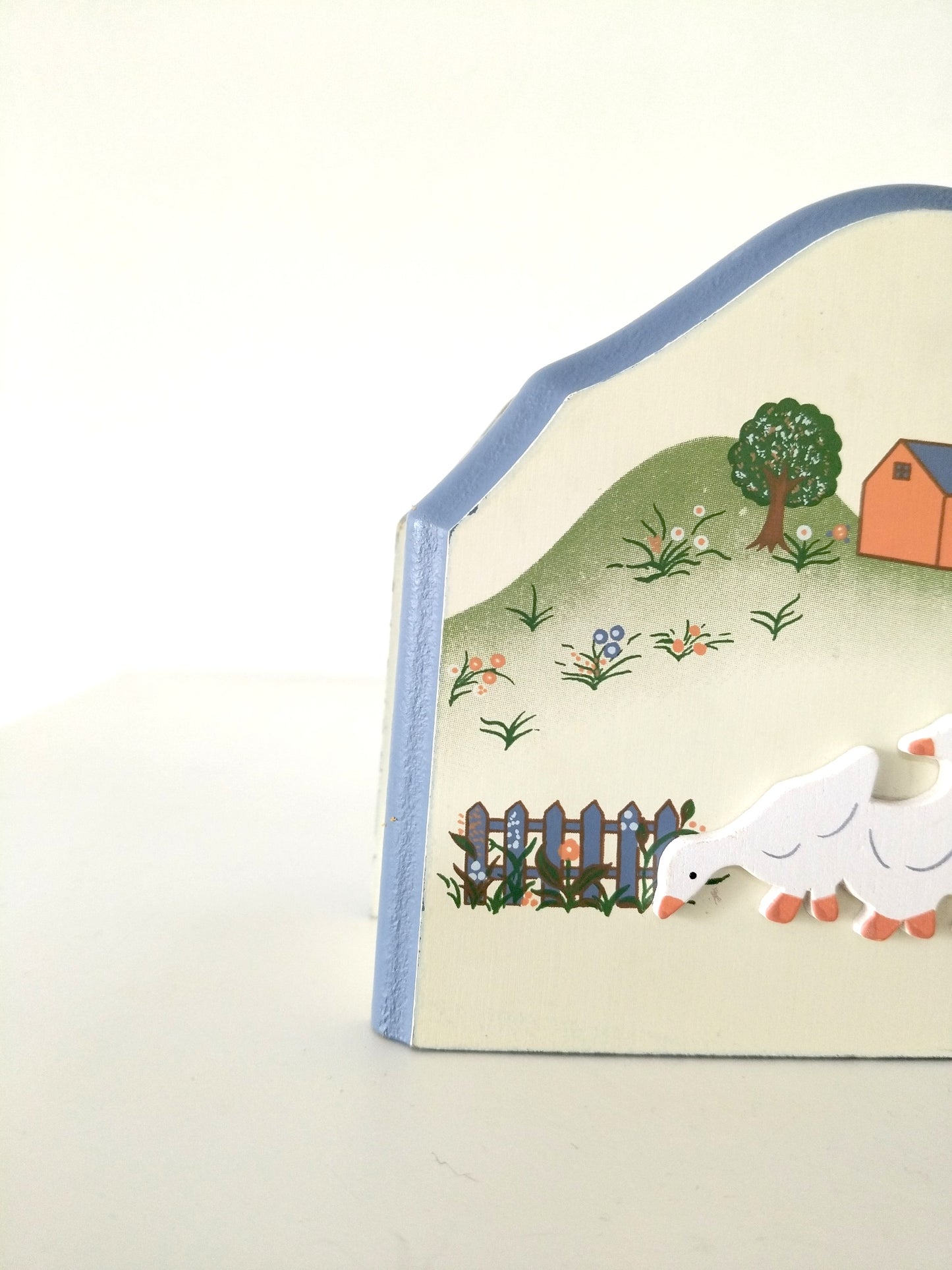 Porte-serviettes ou courrier en bois décor oies