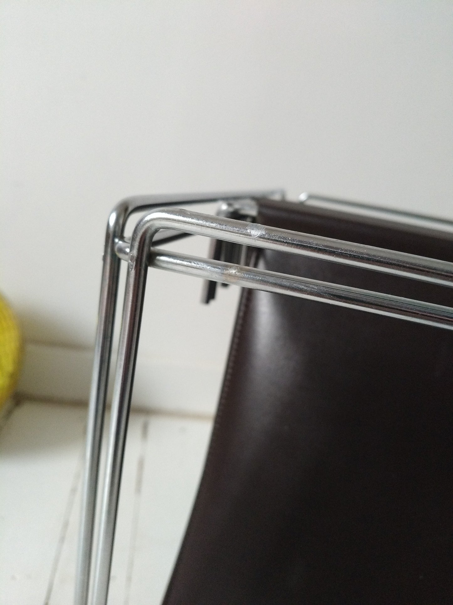 Porte-revues/ range-documents/ vinyles métal et simili cuir par Max Sauze pour Isocèle 70's