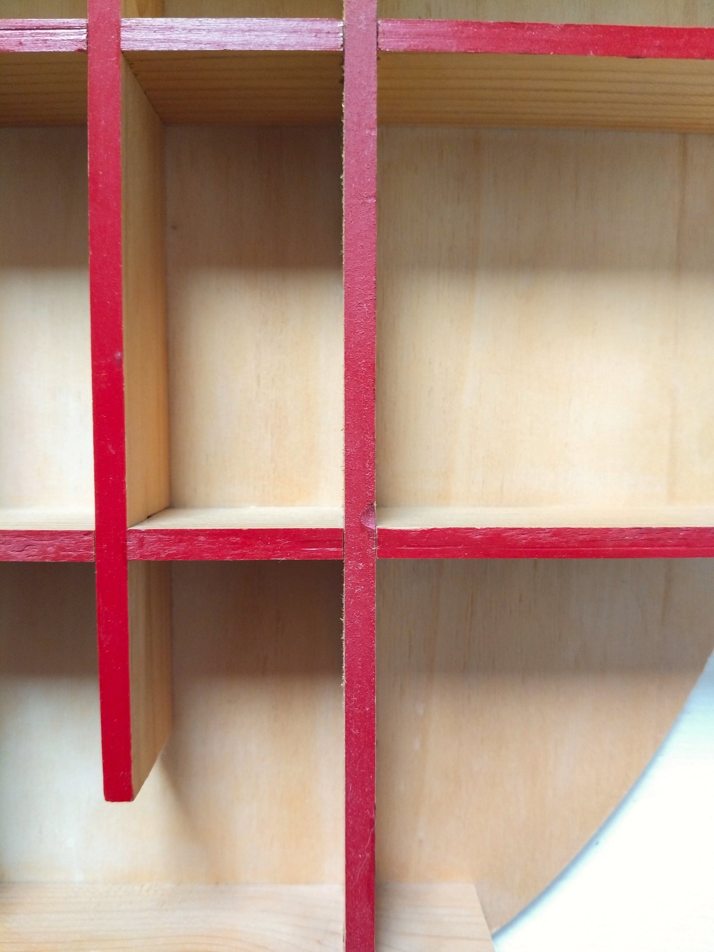 Étagère murale pomme pour miniatures en bois