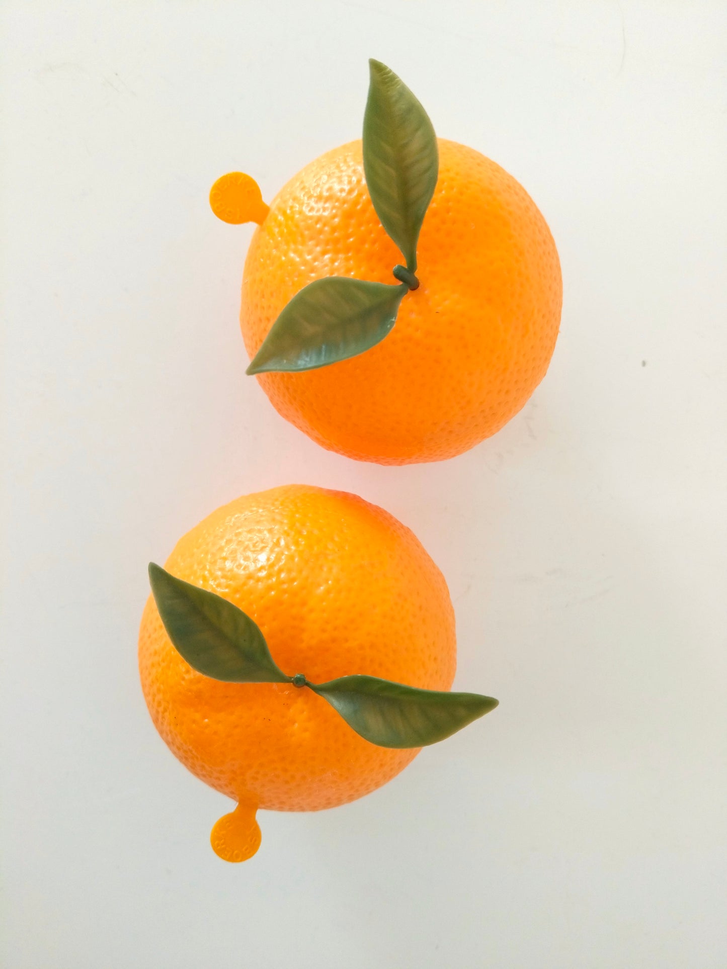 Petite boîte en forme d'orange en plastique publicitaire Ijsboerke à l'unité