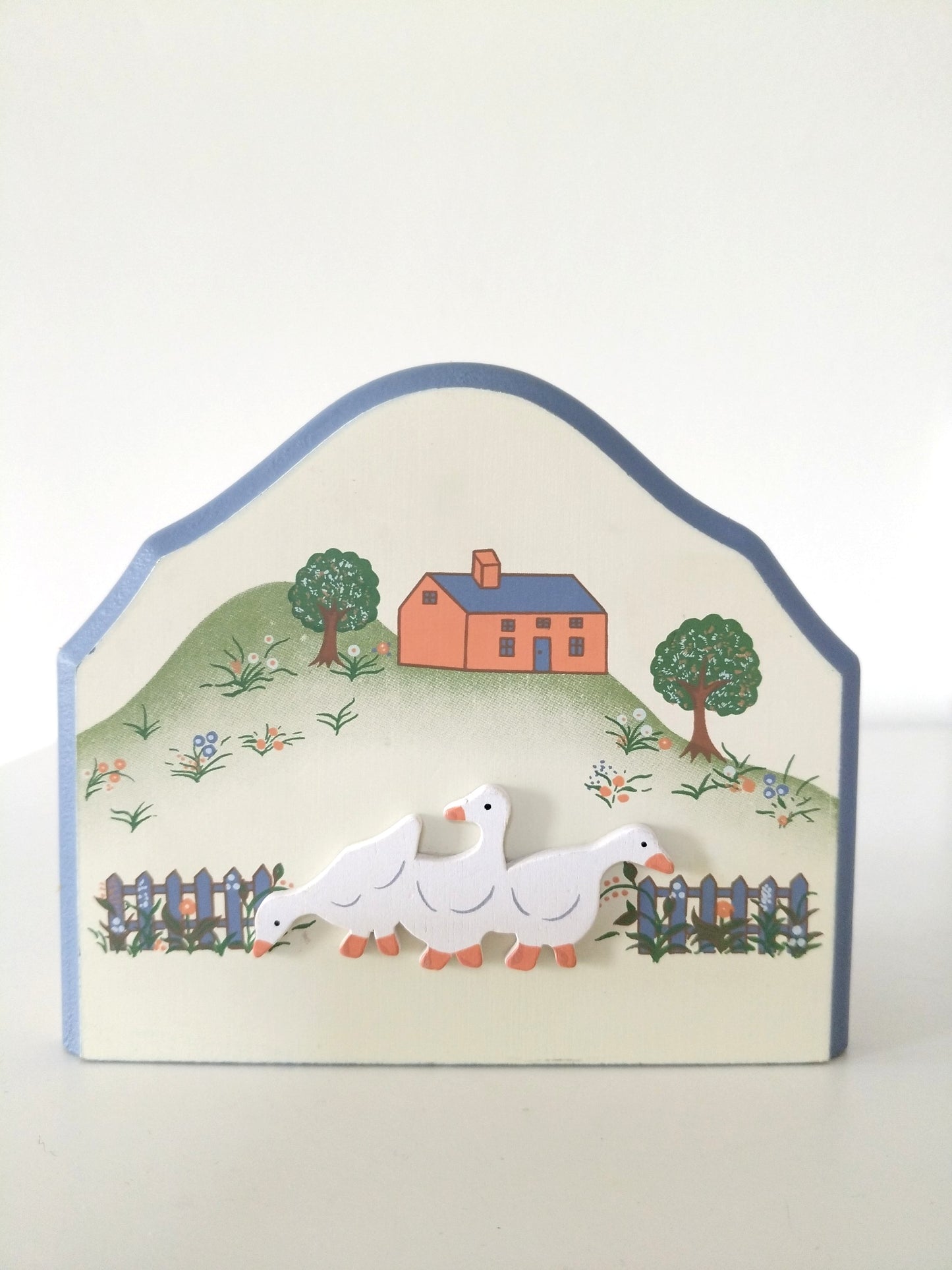 Porte-serviettes ou courrier en bois décor oies