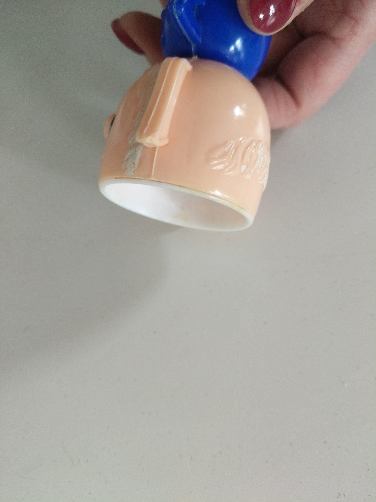 Coquetier lutin Potiron Oui-Oui en plastique made in Hong Kong