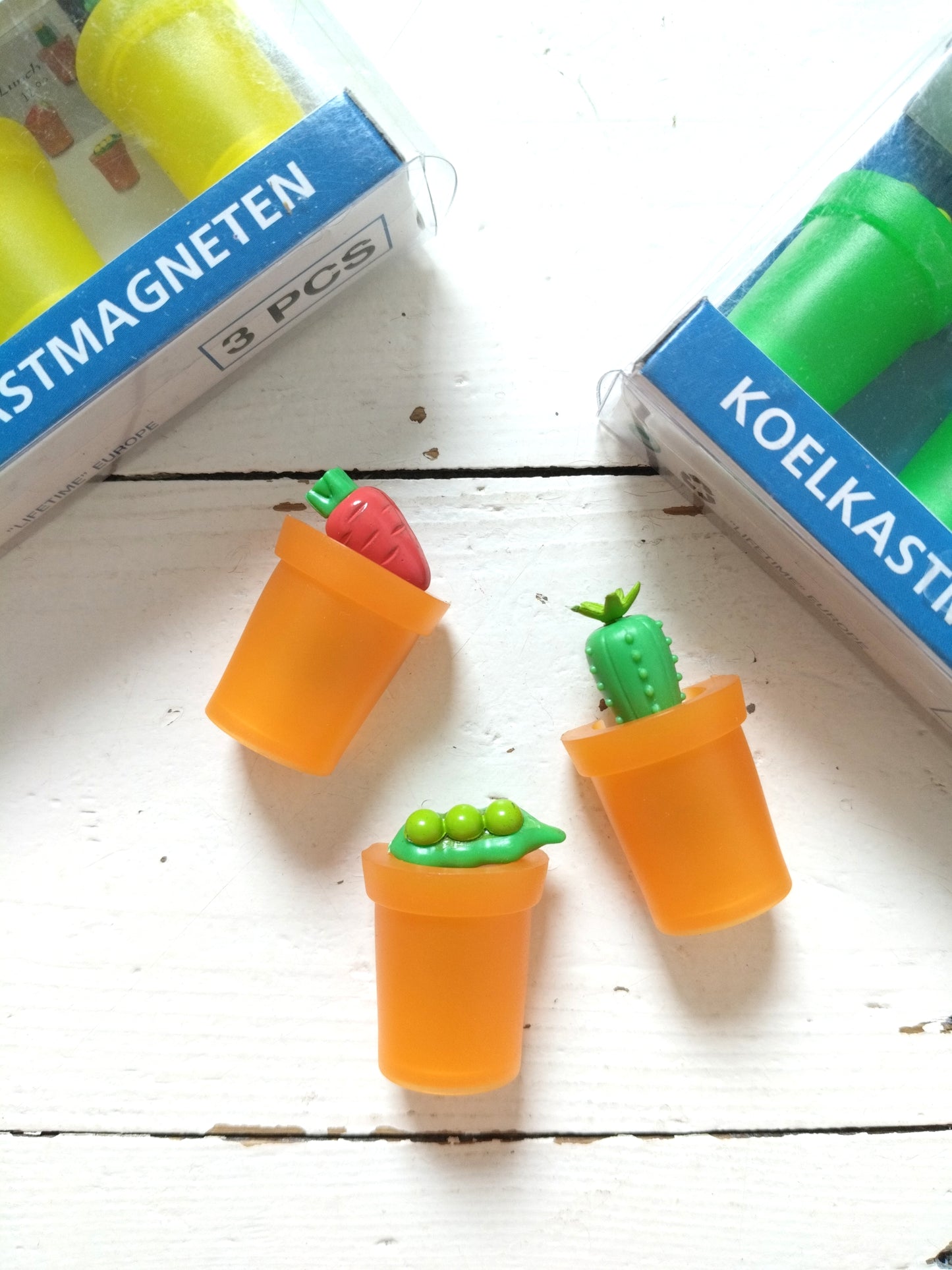 3 magnets en plastique verts, jaunes ou oranges au choix