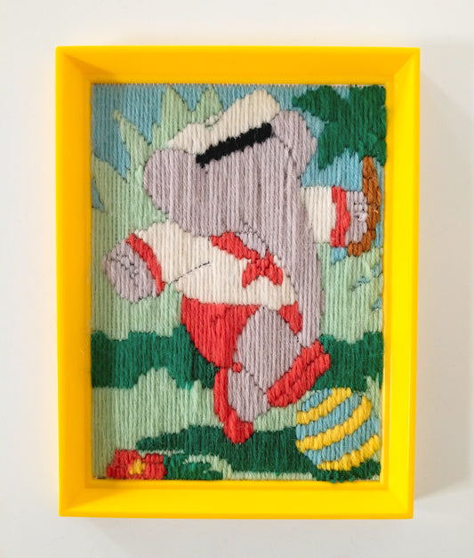 Ancienne broderie de Babar encadrée