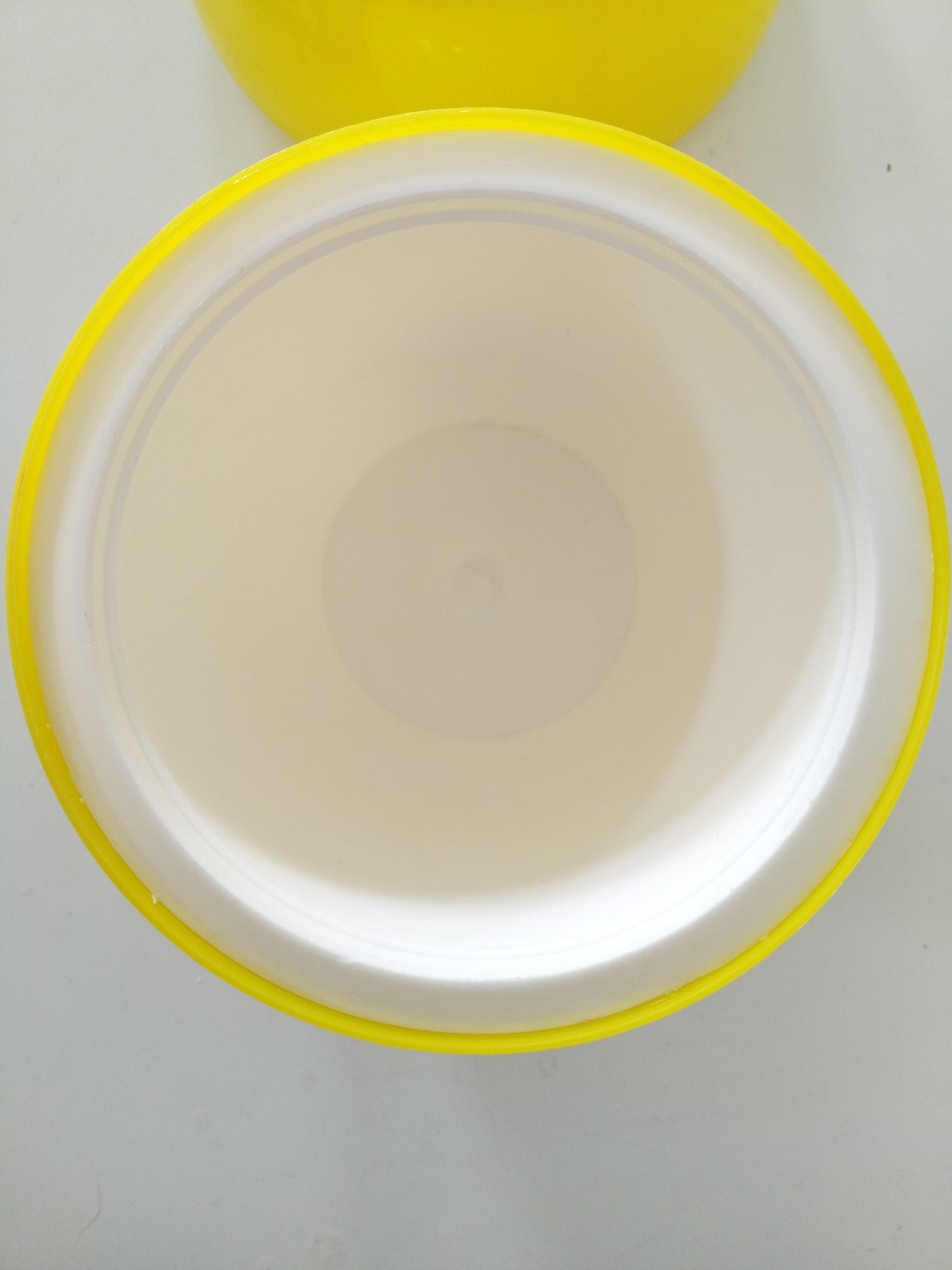 Boîte/ pomme à glaçons en plastique JAUNE - cetaitmieuxavant