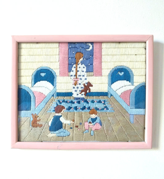 Broderie murale encadrée décor naïf enfantin