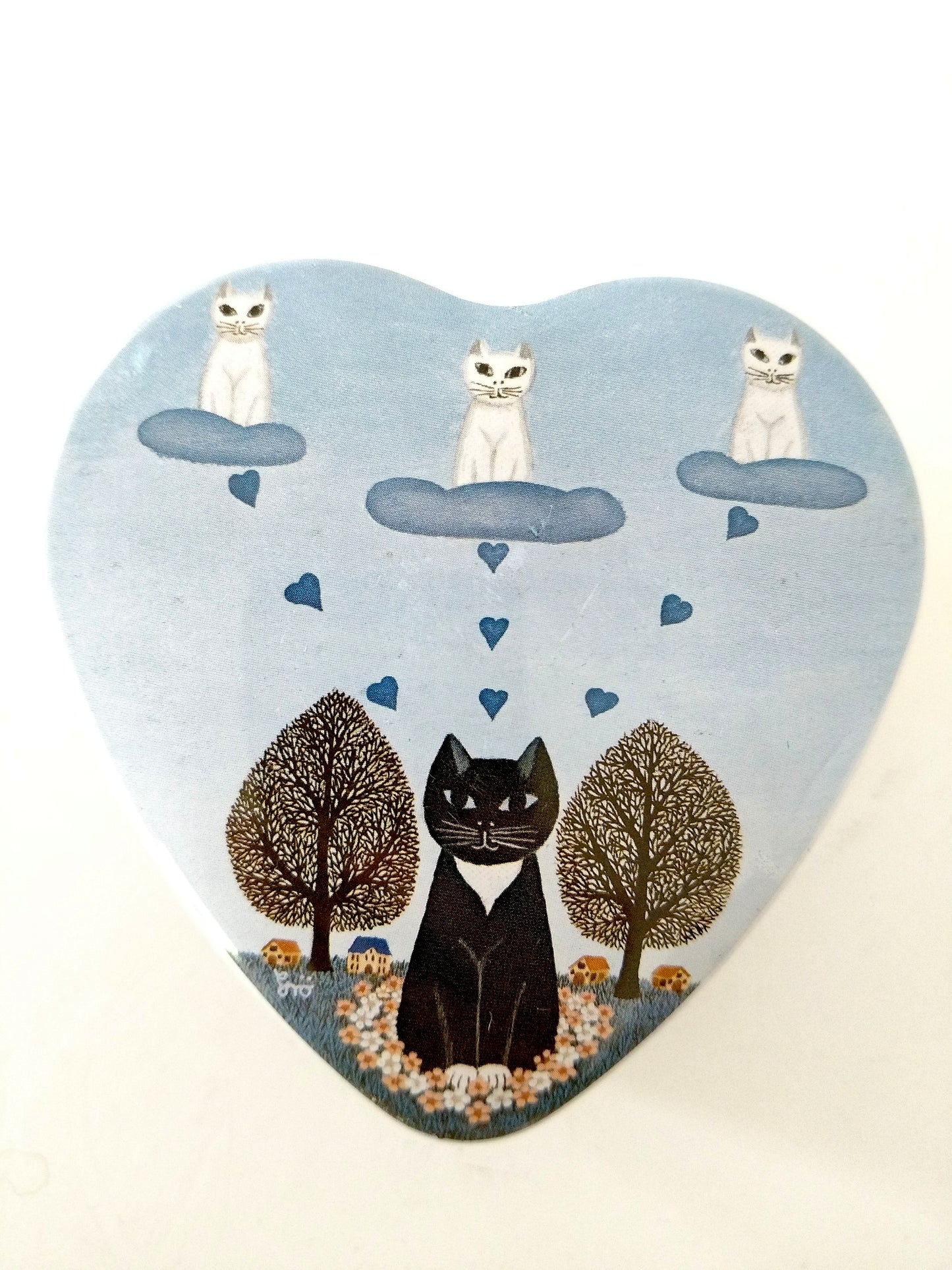 Petite boîte métallique cœur décor chats