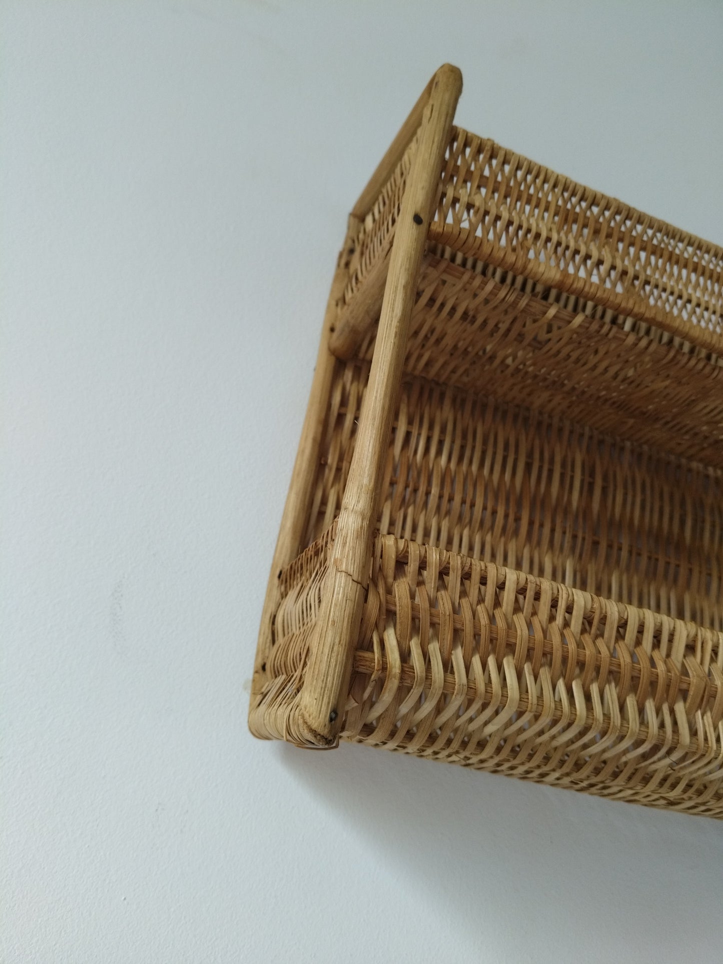 Petite étagère murale en osier et rotin