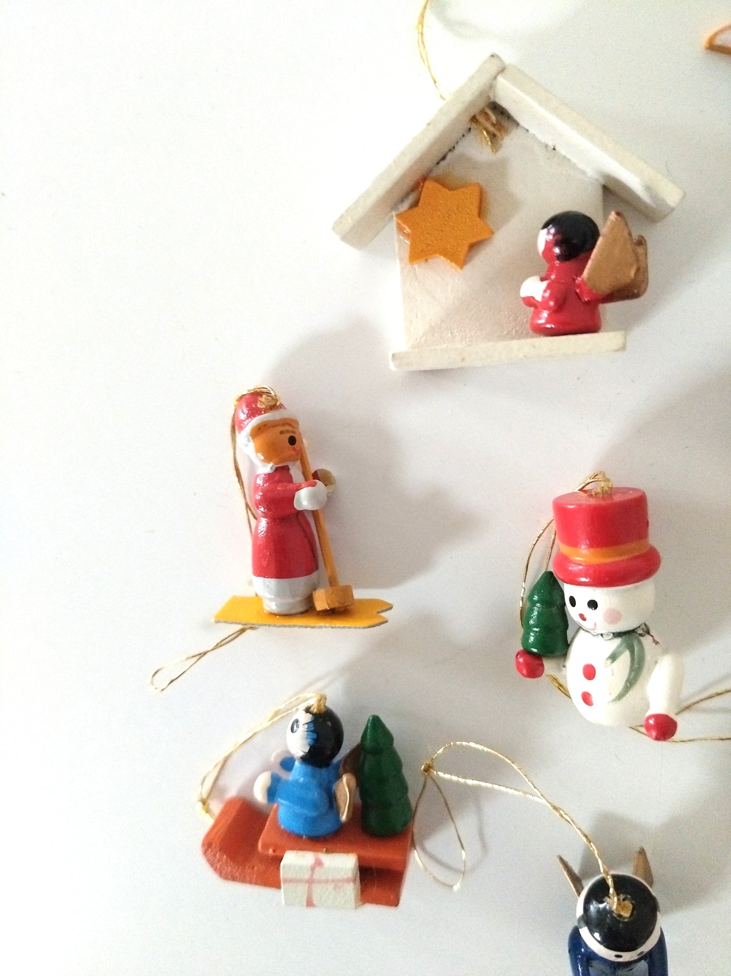 Ensemble de 12 petits sujets de Noël en bois