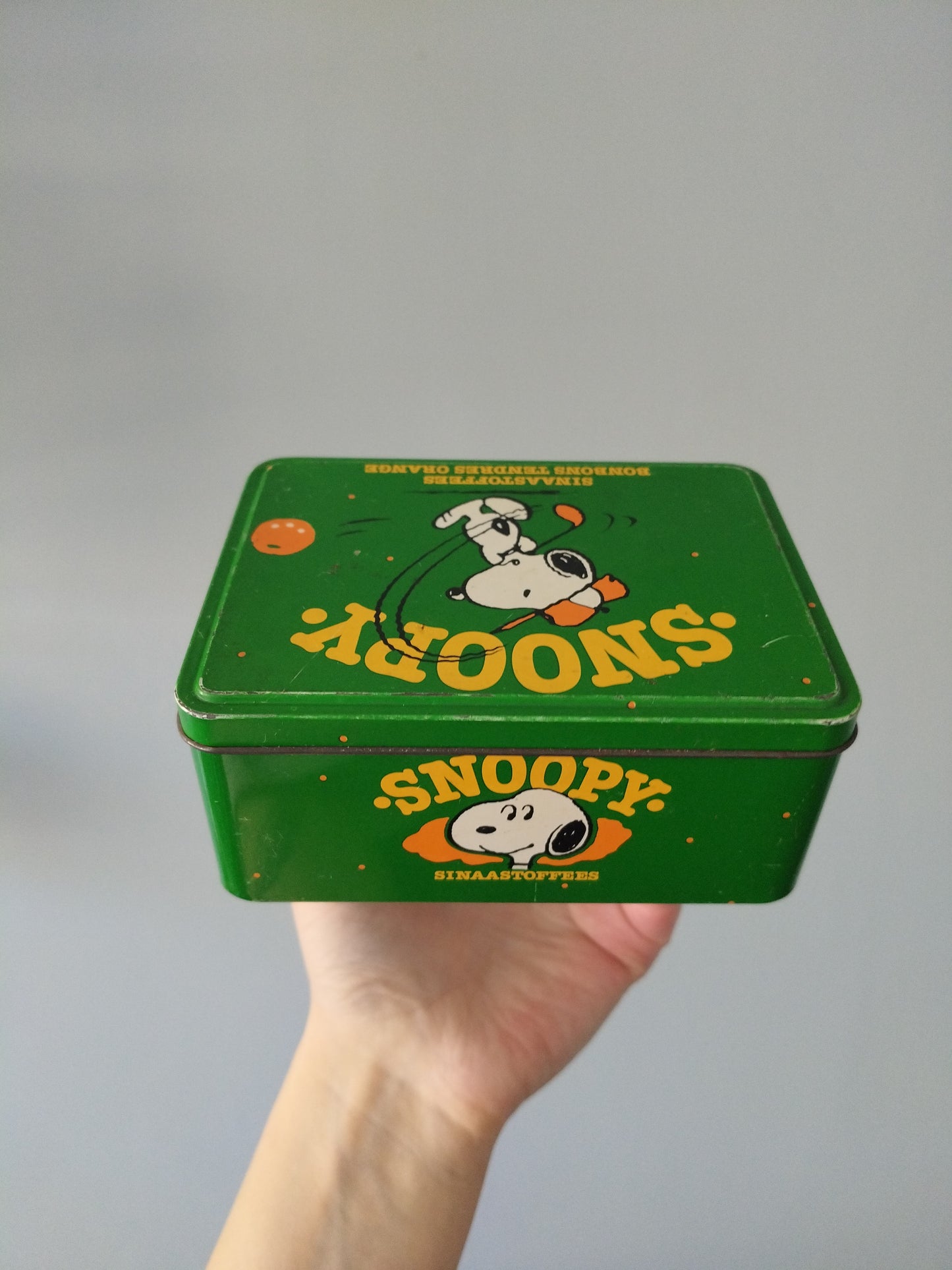 Boîte métallique Snoopy mini-golf 1958 United Feature Syndicate pour Van Melle confiserie bonbons tendres orange - cetaitmieuxavant
