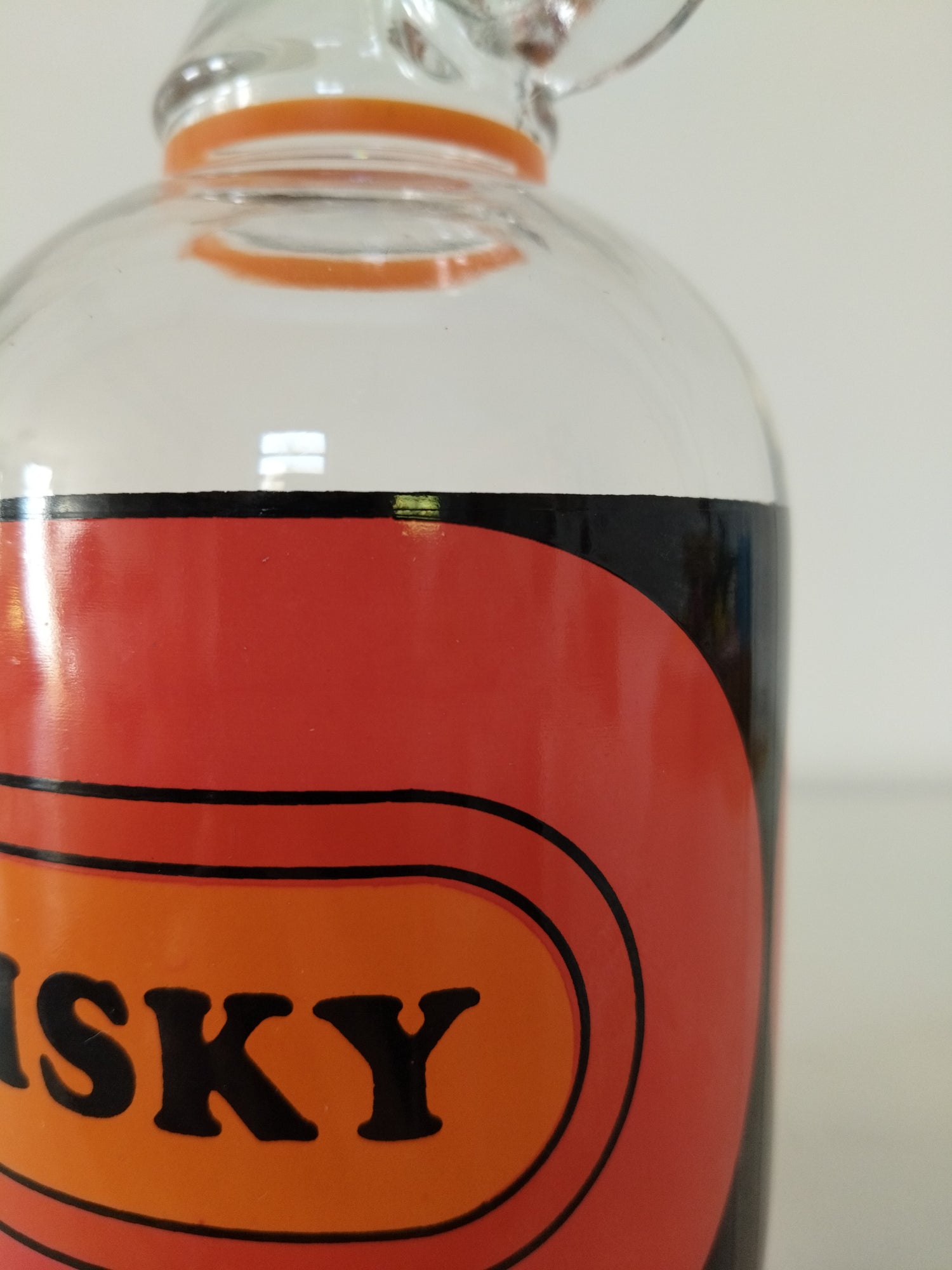 Ancienne bouteille à whisky en verre - cetaitmieuxavant