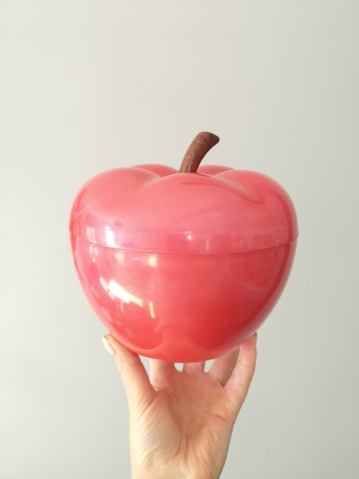 Boîte pomme en plastique framboise nacré - cetaitmieuxavant