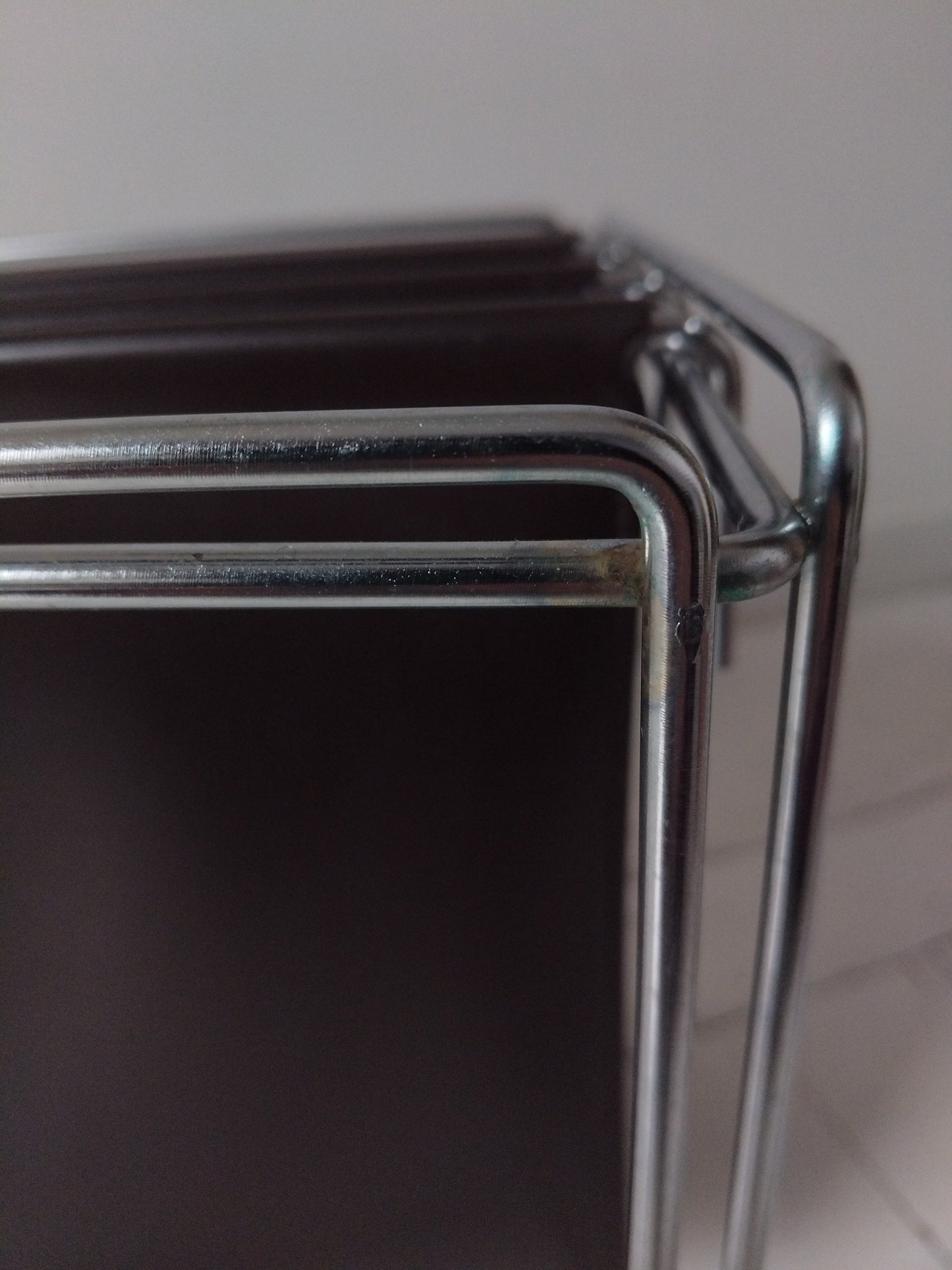 Porte-revues/ range-documents/ vinyles métal et simili cuir par Max Sauze pour Isocèle 70's