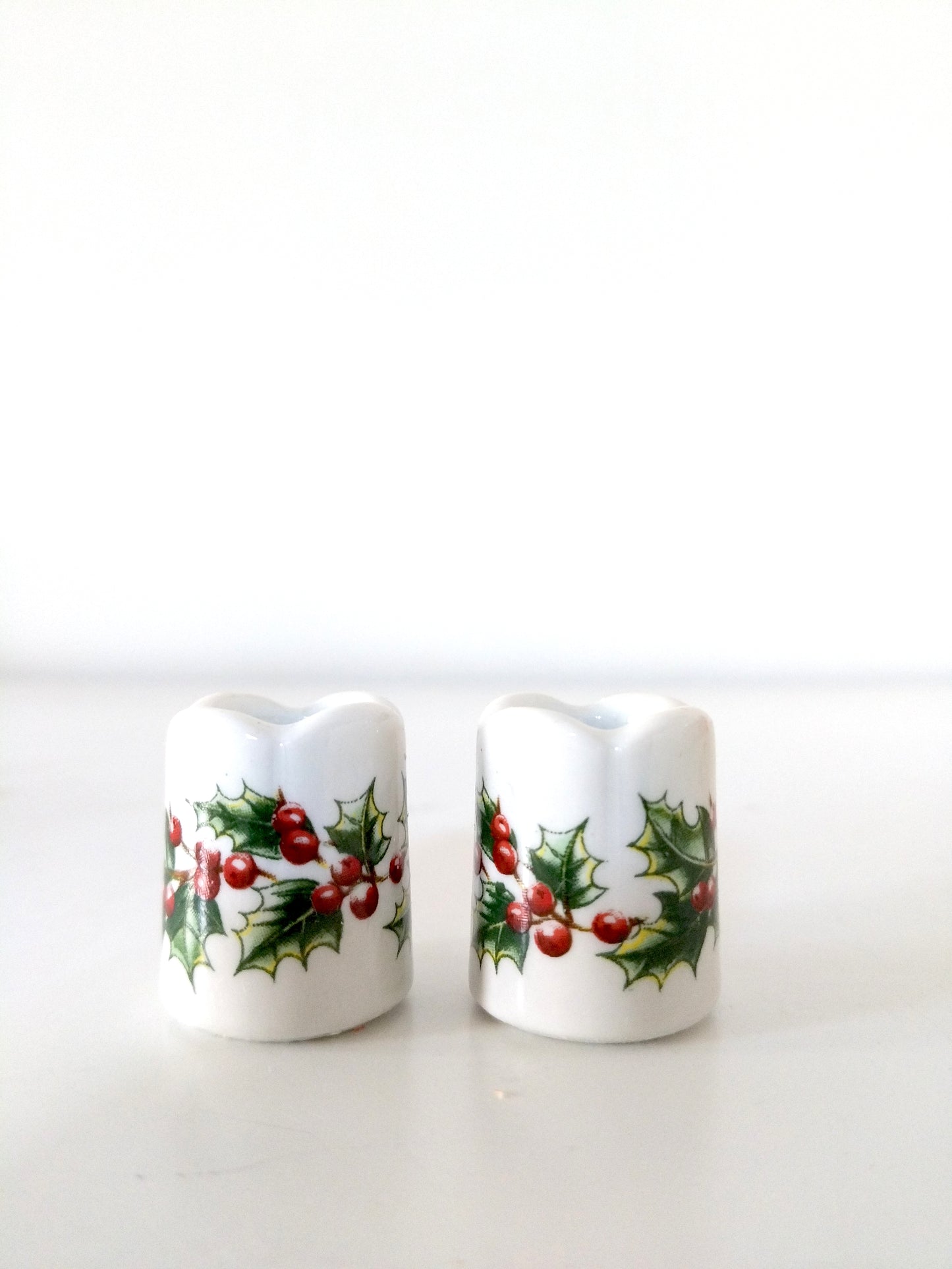 Ensemble de 2 mini-bougeoirs de Noël Funny Design décor houx + 2 bougies rouges