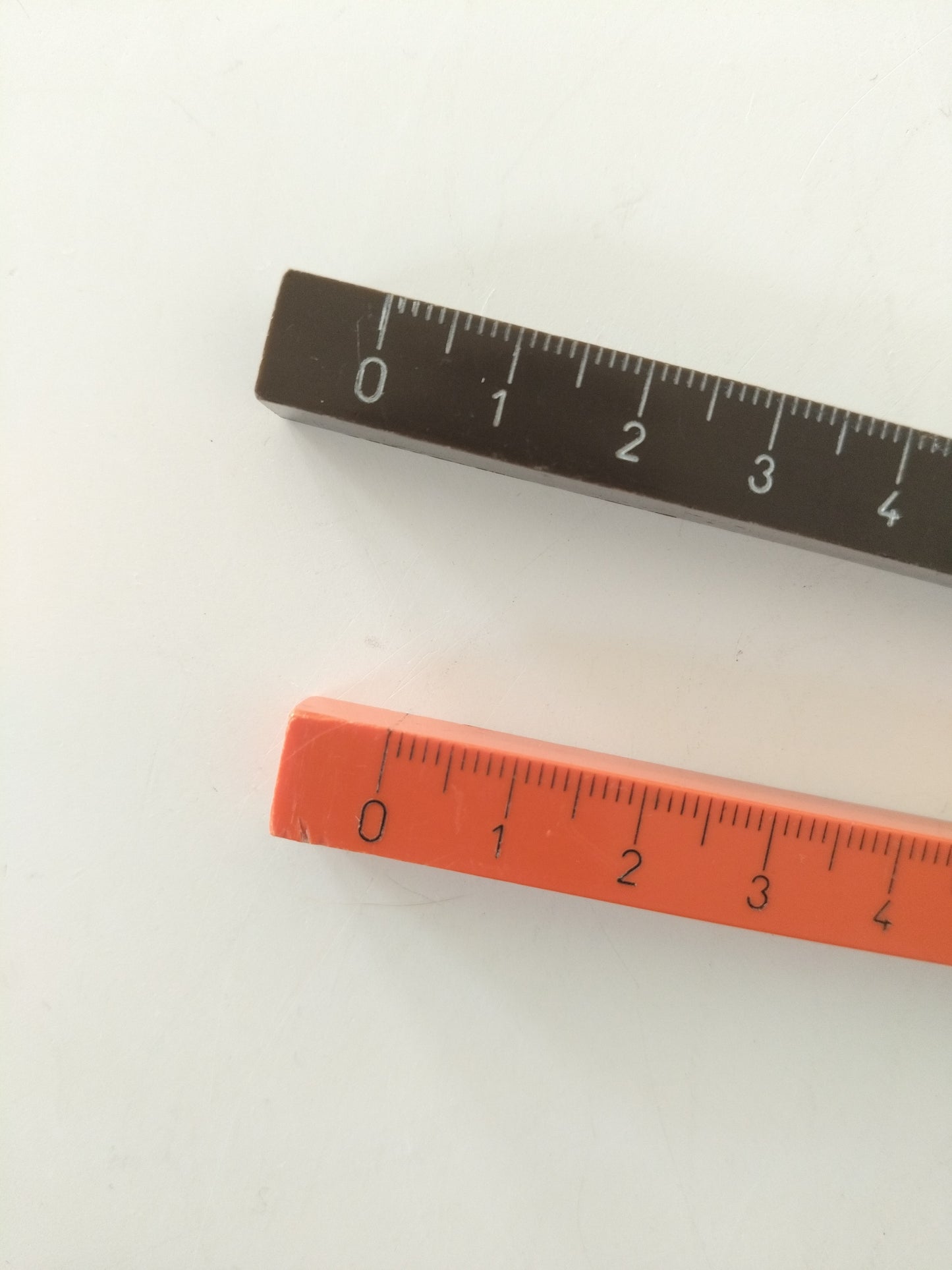 Ancienne règle cubique de 30cm en plastique orange ou brune au choix