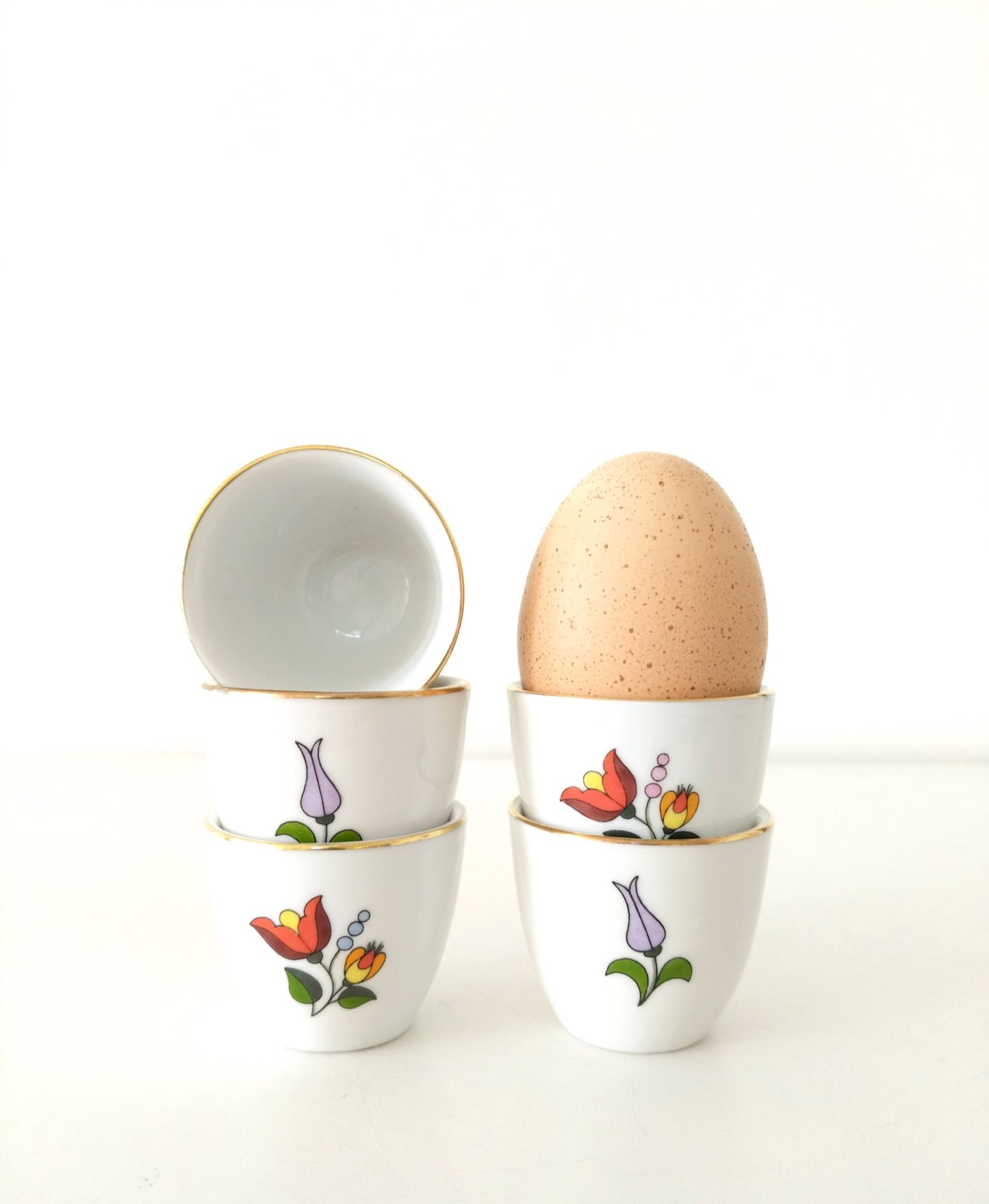 Ensemble de 5 verres à liqueur, coquetiers ou petits ramequins en porcelaine Kalocsa Hongrie