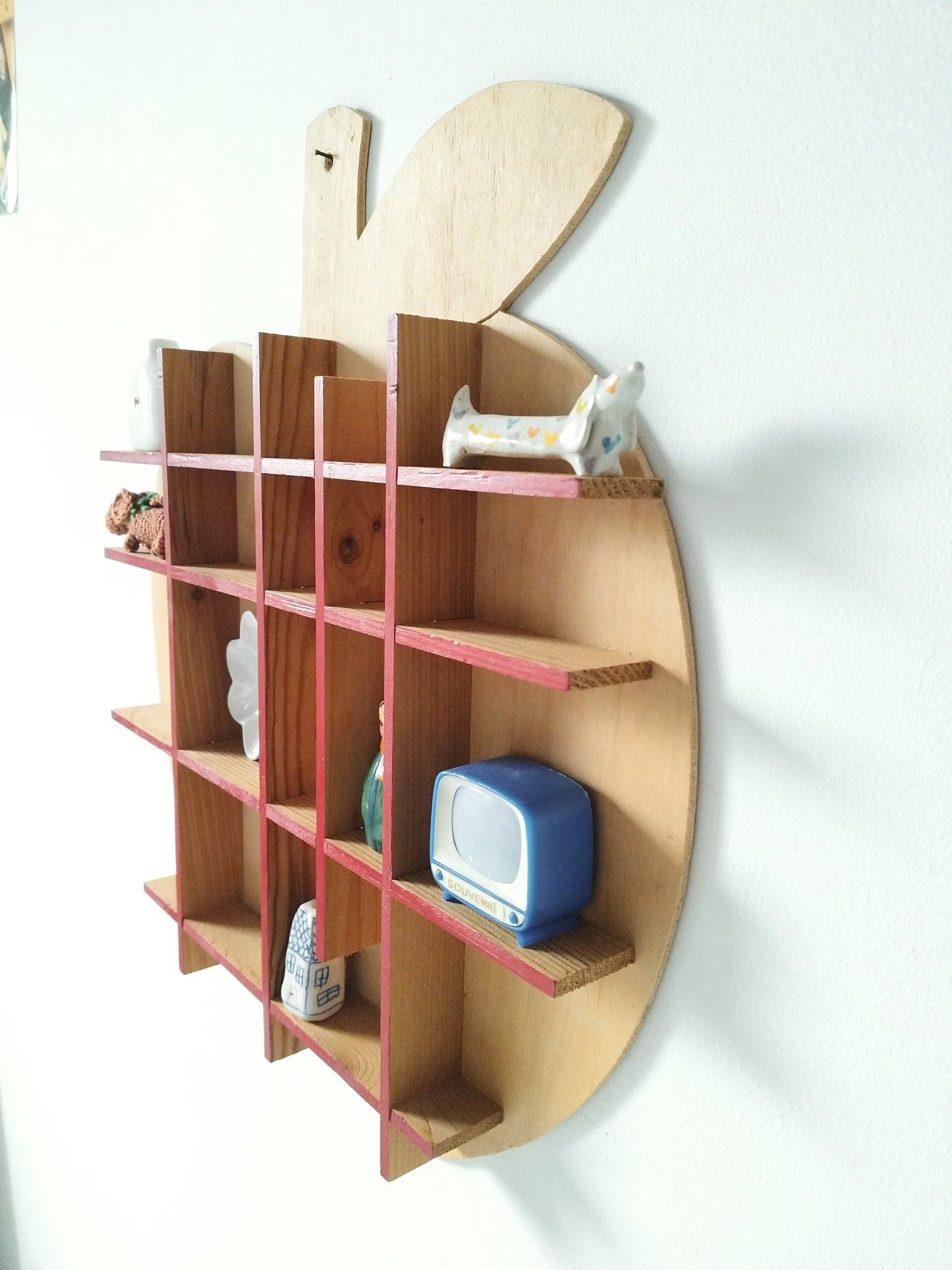Étagère murale pomme pour miniatures en bois