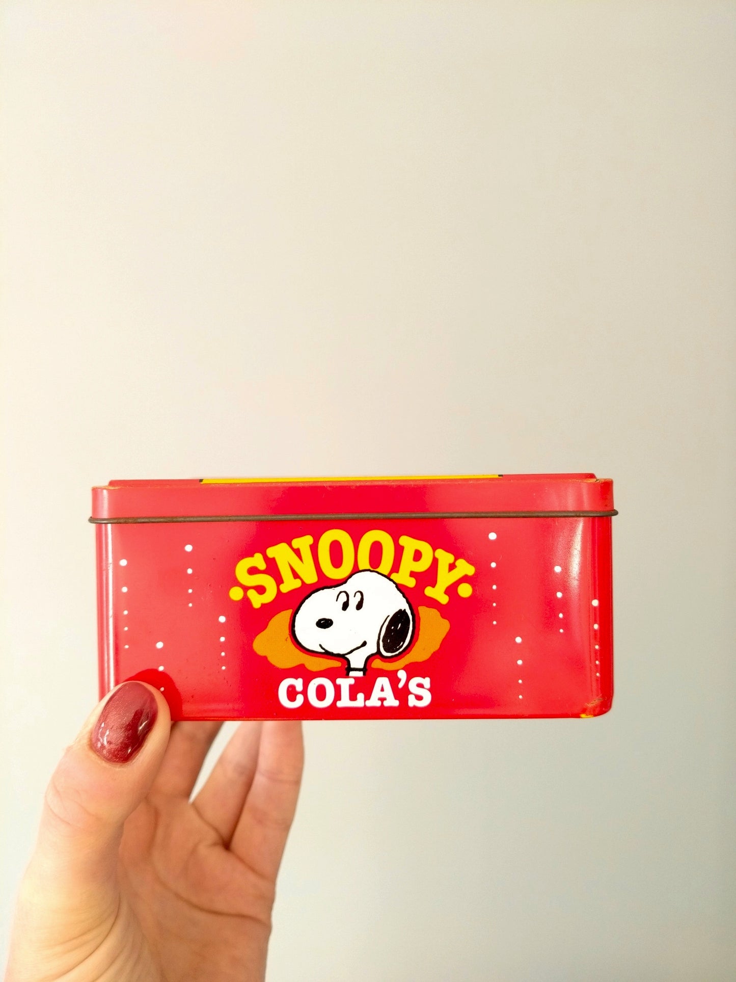 Boîte métallique Snoopy 1958 United Feature Syndicate pour Van Melle confiserie bonbons croque-tendres Cola's