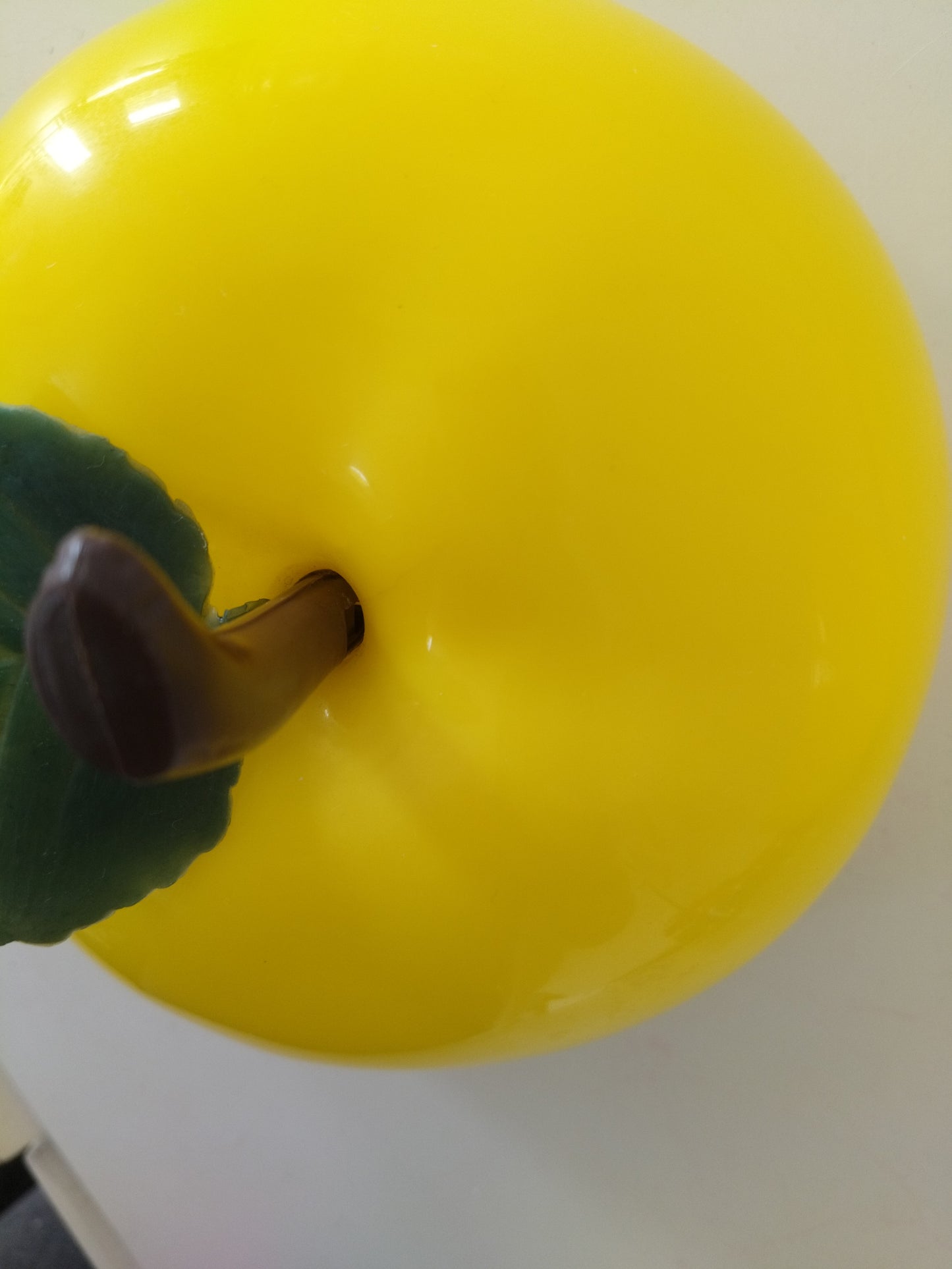 Boîte/ pomme à glaçons en plastique JAUNE - cetaitmieuxavant