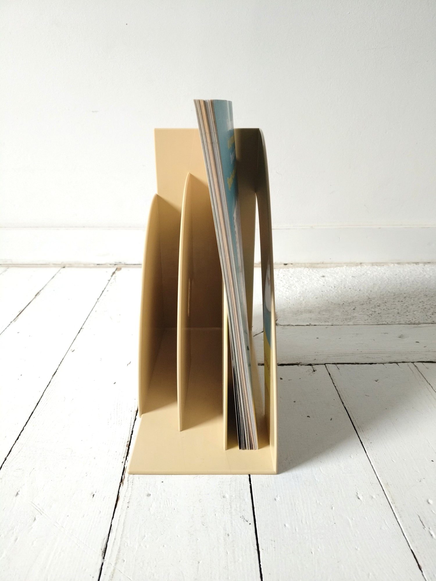Range/ porte-revues/ vinyles en plastique beige Crayonne T. Conran pour Habitat 70's - cetaitmieuxavant