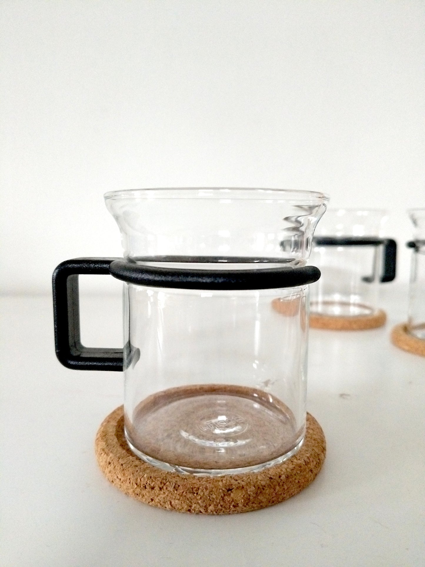 Ensemble de 4 tasses en verre + touillettes + sous-tasses en liège Bodum