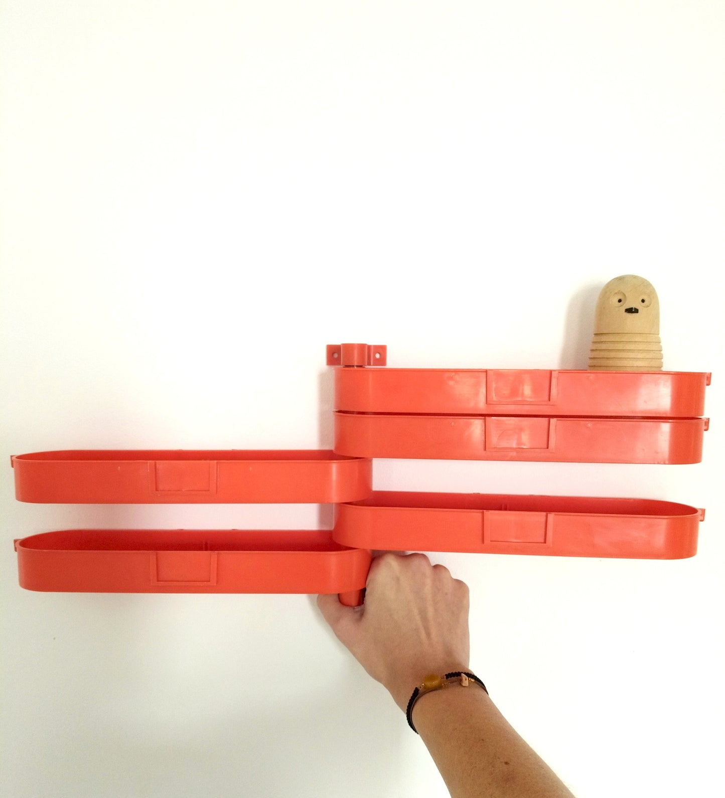 Petite étagère/ rangement mural pivotant en plastique - cetaitmieuxavant