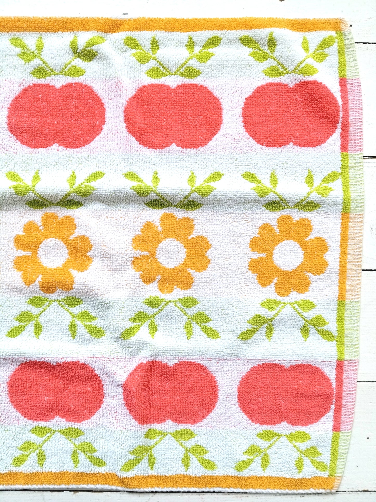 Essuie-mains en coton éponge décor pommes et fleurs - cetaitmieuxavant