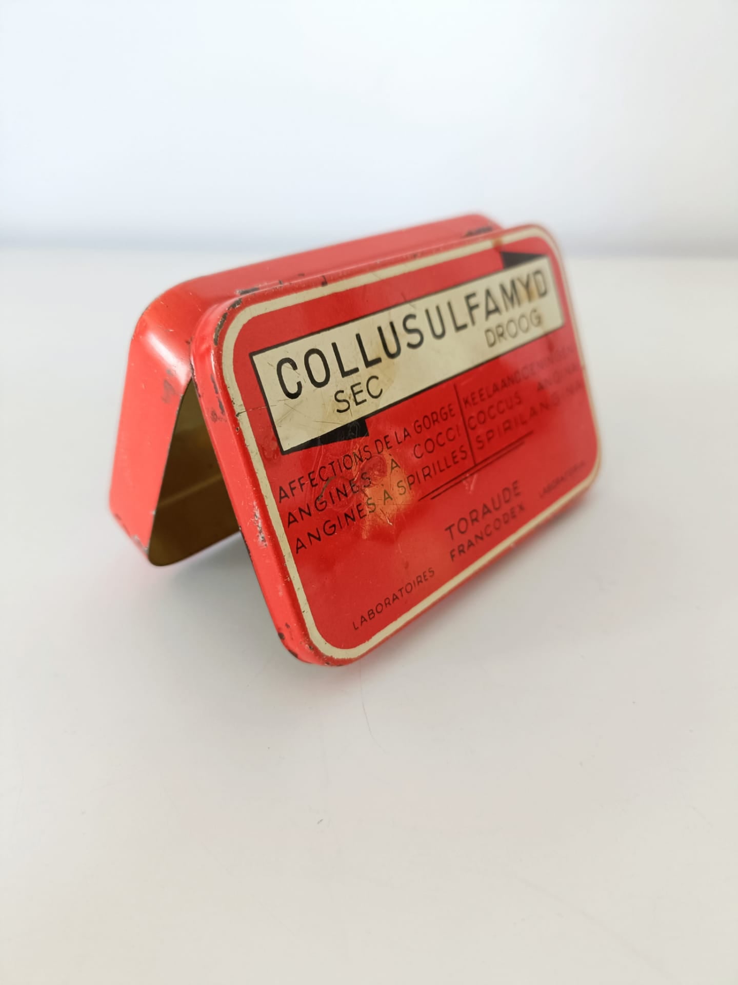 Boite métallique pharmaceutique vintage