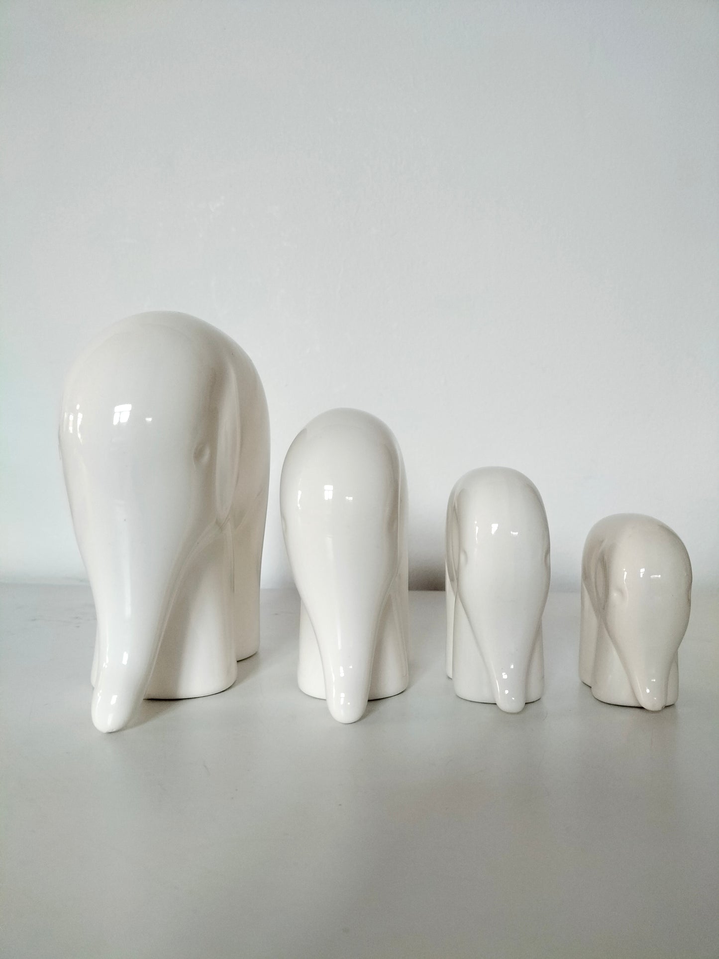Ensemble de quatre éléphants en céramique