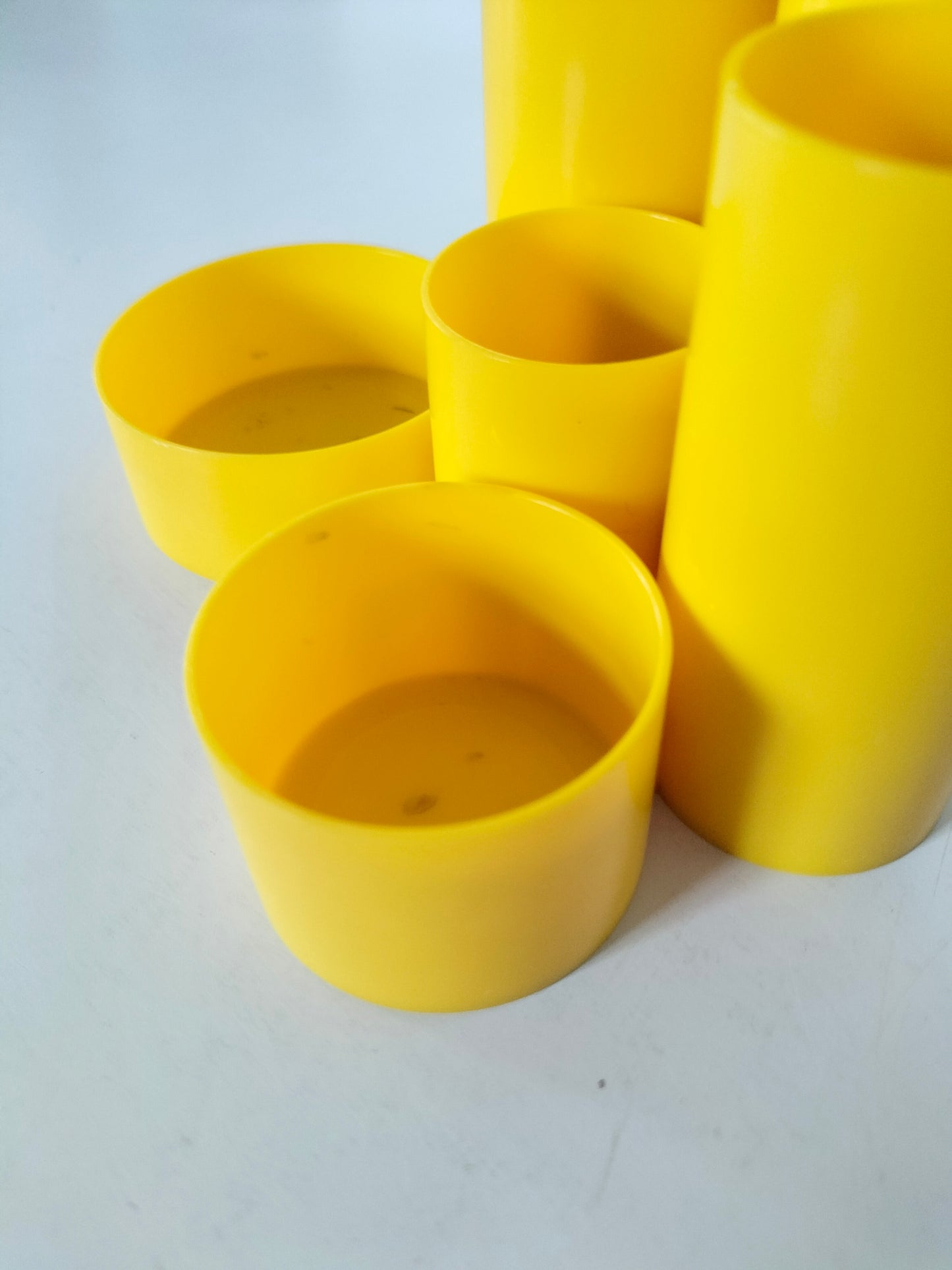 Pot à crayons en plastique jaune