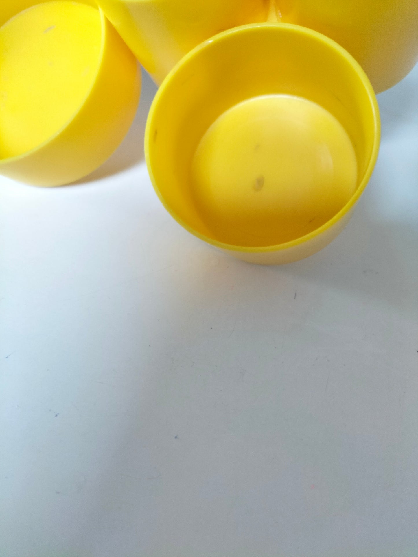 Pot à crayons en plastique jaune