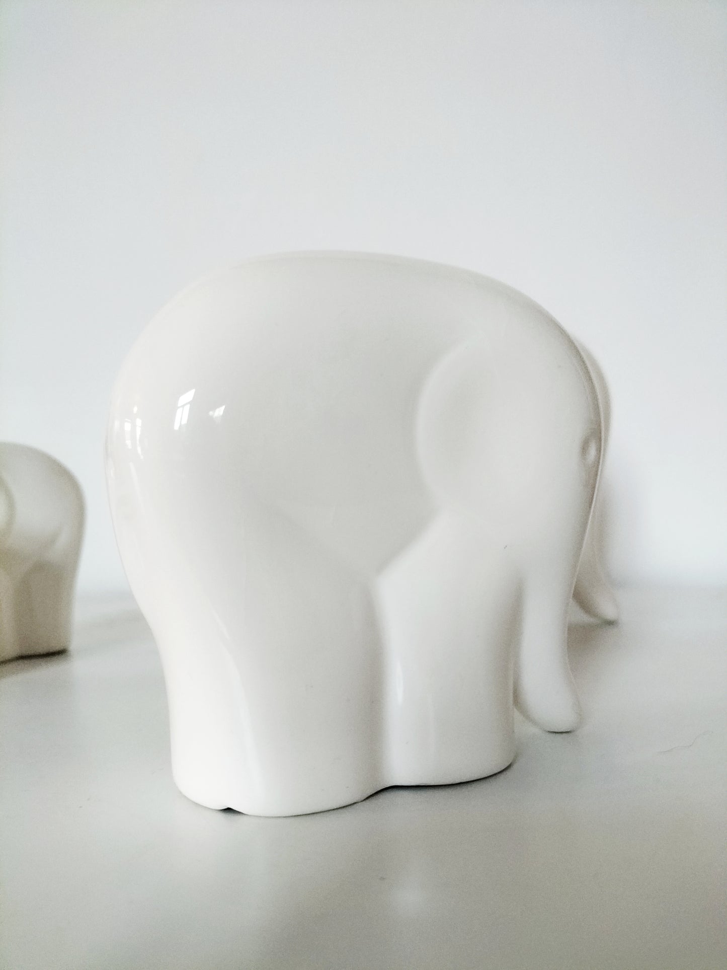 Ensemble de quatre éléphants en céramique